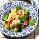 салат с сардельками и маринованными огурчиками